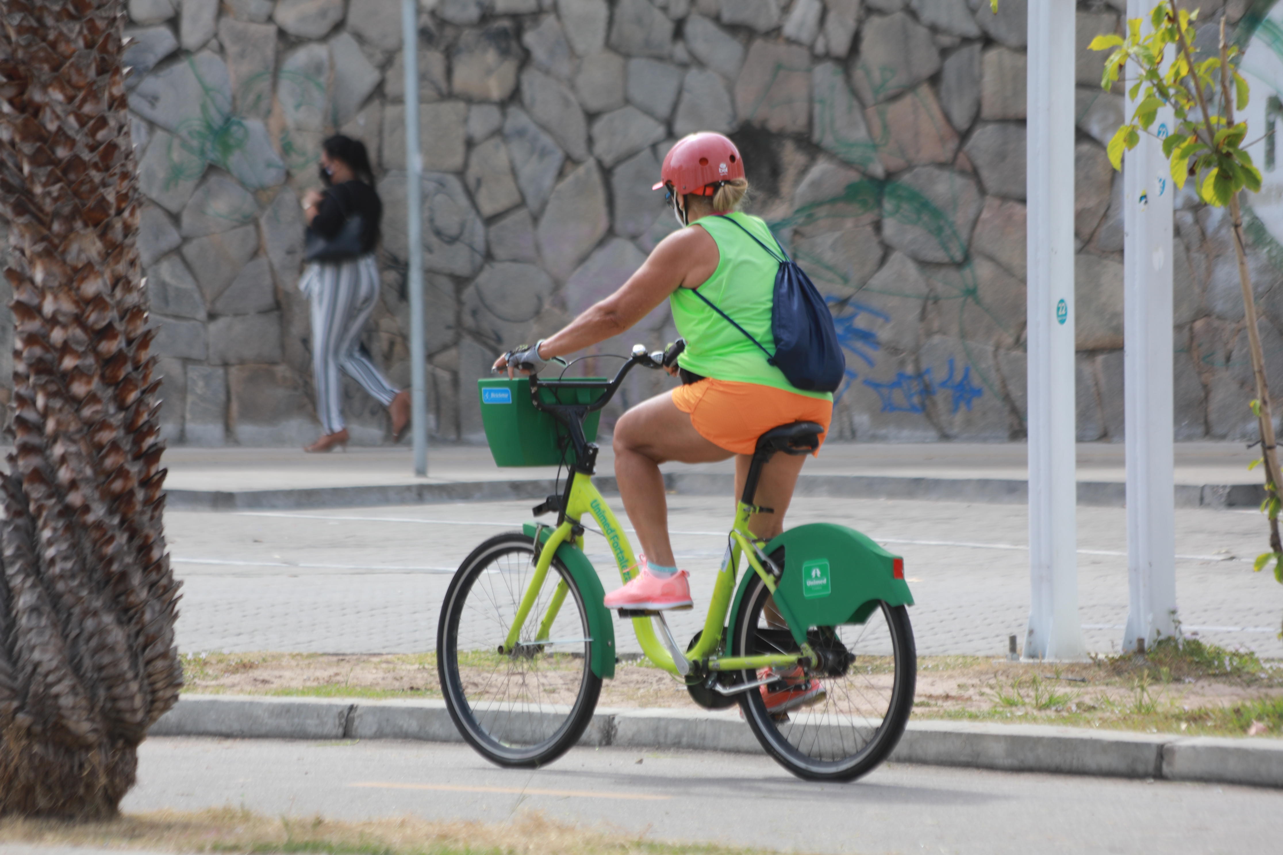 mulher andando numa bicicleta do bicicletar